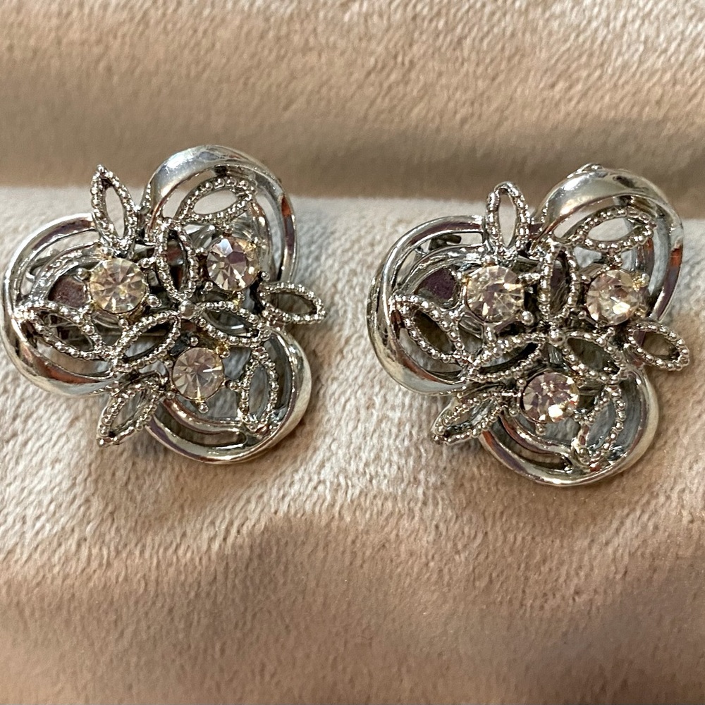 Vintage style Clover/club shaped clip on earrings with Rhinestones.